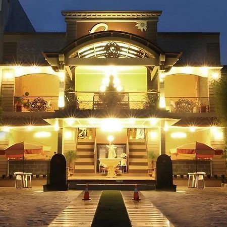 Patria Palace Hotel Blitar Exterior photo