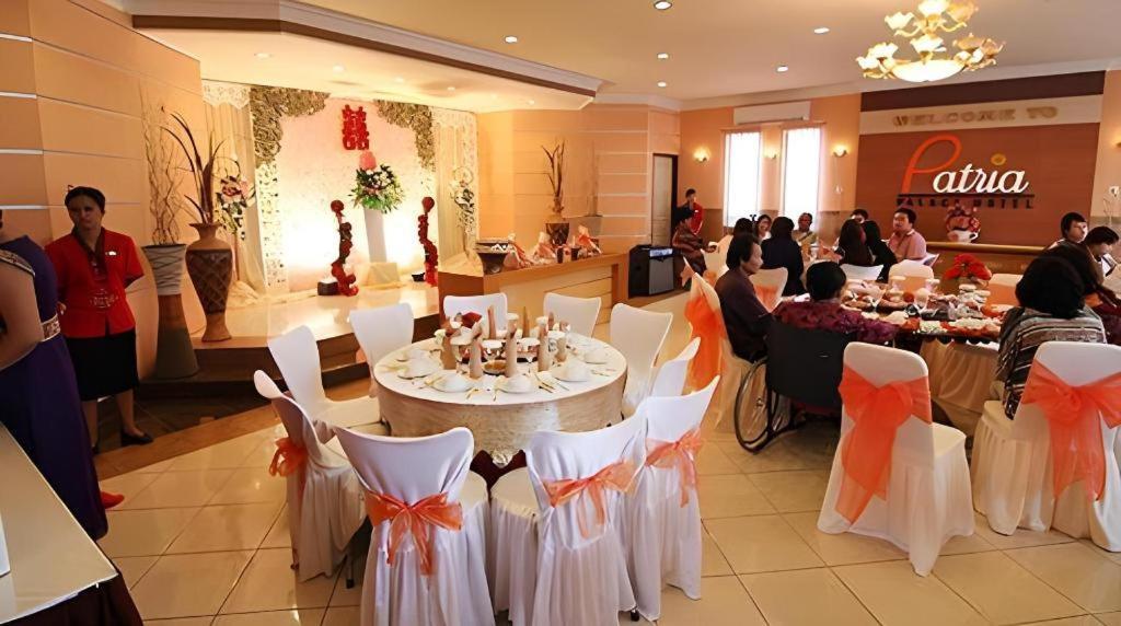 Patria Palace Hotel Blitar Exterior photo