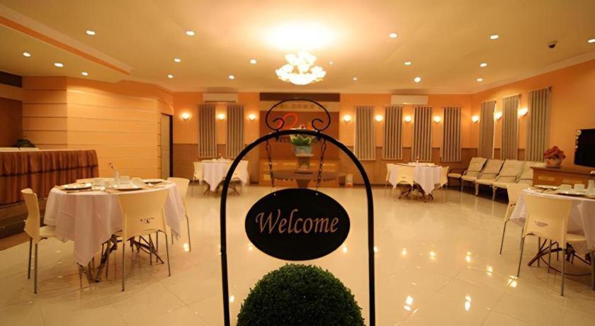 Patria Palace Hotel Blitar Exterior photo