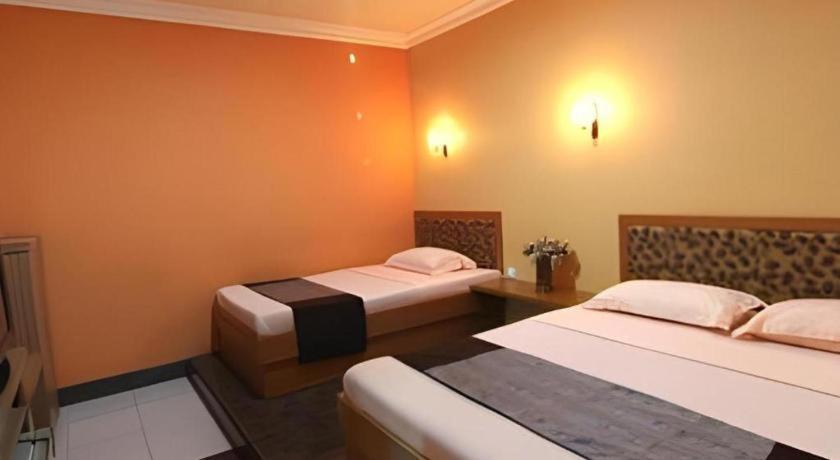 Patria Palace Hotel Blitar Exterior photo