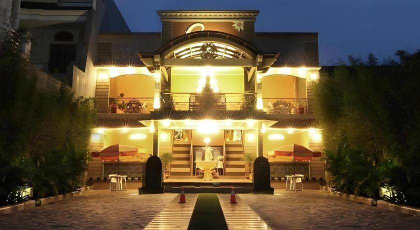 Patria Palace Hotel Blitar Exterior photo
