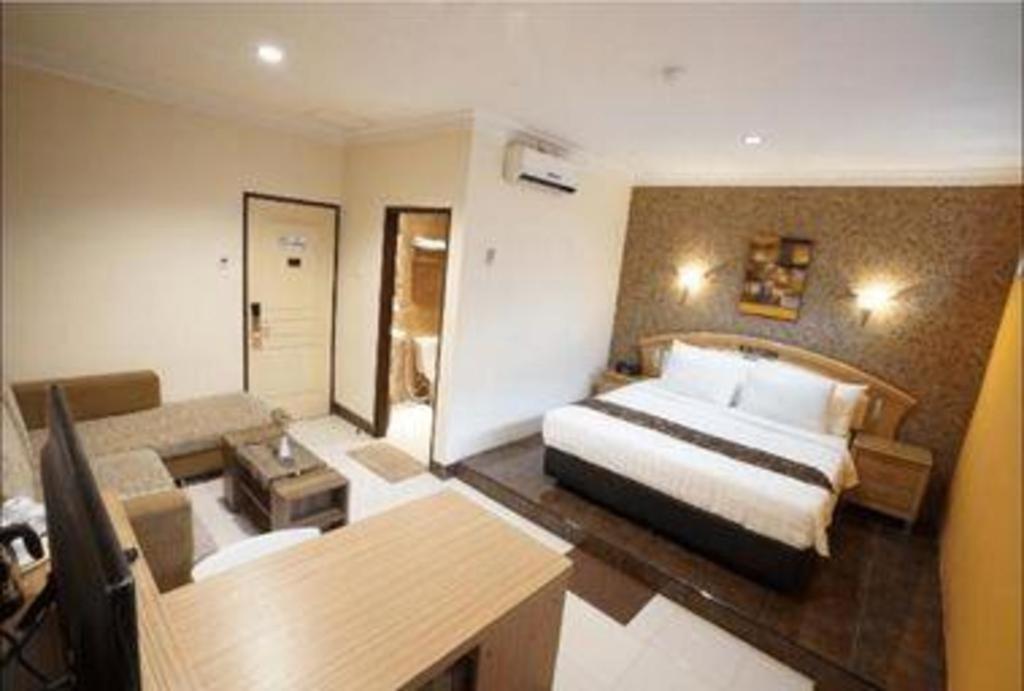 Patria Palace Hotel Blitar Exterior photo