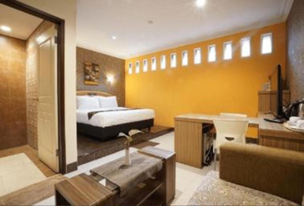 Patria Palace Hotel Blitar Exterior photo