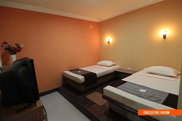 Patria Palace Hotel Blitar Exterior photo